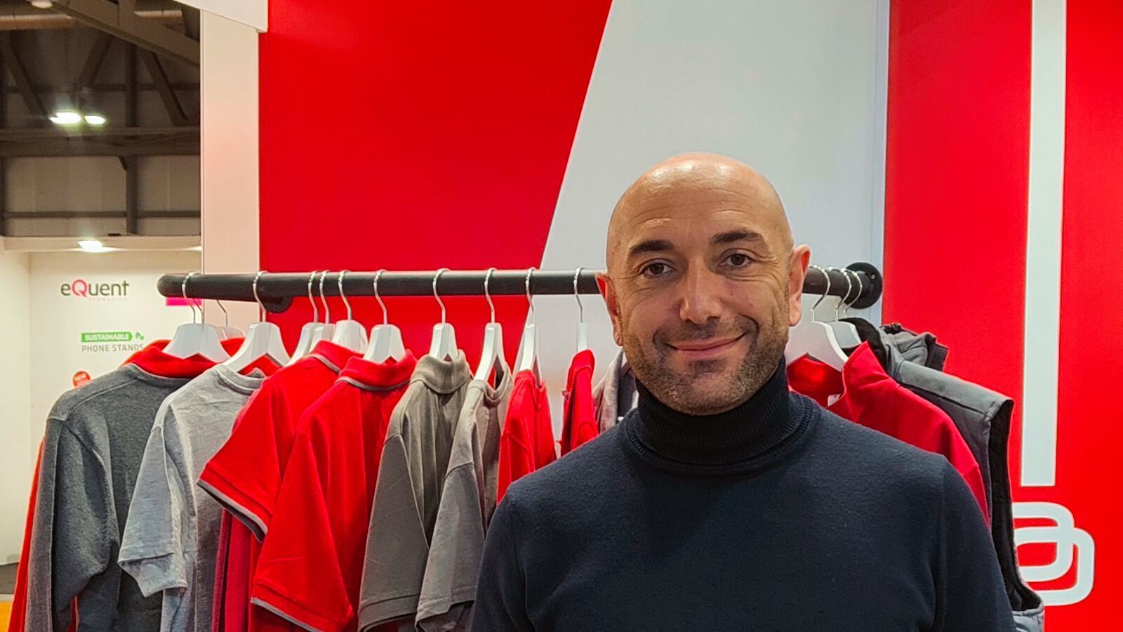 <p>Entonj Carrano, direttore generale di Pubbli Point, è l’orgoglioso distributore ufficiale per l’Italia del marchio Th Clothes</p>
